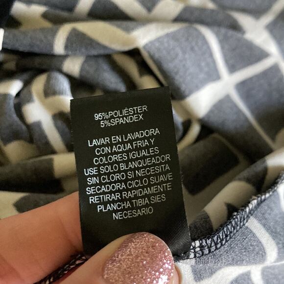 Jessica Howard Black & White Abstract Print Stretch Pullover Dress, Size 12 - Picture 10 of 10